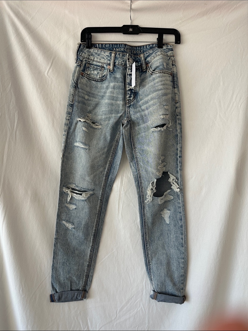 New American Eagle Light Wash Distressed women’s Relaxed buttonfly Jeans